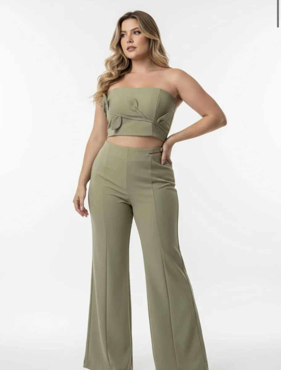Conjunto com top tomara que caia e calça reta